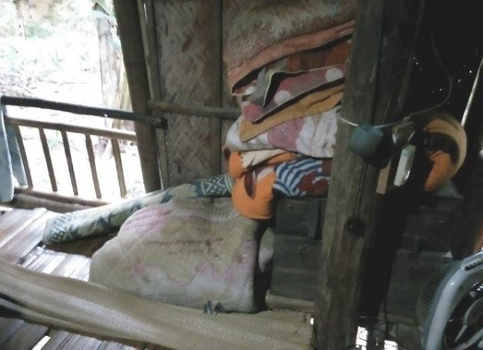 Căn nhà sàn nơi bà ngoại bé M. phát hiện cháu mình bị cưỡng hiếp. (Ảnh: A.T)