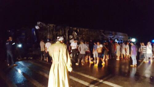 Hinh anh Xe khach lao vao dai phan cach, hon 10 nguoi nhap vien