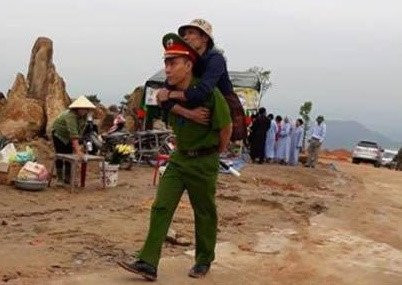 Nam canh sat cong nguoi dan ong cut 2 chan len nui hinh anh 2