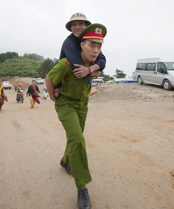 Nam canh sat cong nguoi dan ong cut 2 chan len nui hinh anh 1