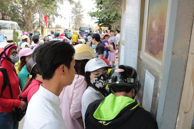 Hinh anh Hang dai oto, du khach chon chan tai ben pha o Hai Phong
