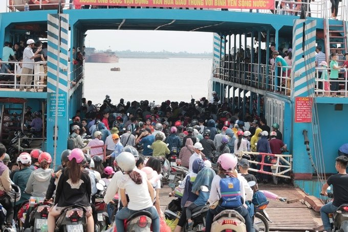 Hinh anh Hang dai oto, du khach chon chan tai ben pha o Hai Phong