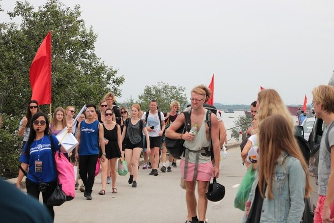 Hinh anh Hang dai oto, du khach chon chan tai ben pha o Hai Phong 3