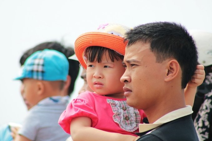 Hinh anh Hang dai oto, du khach chon chan tai ben pha o Hai Phong 3