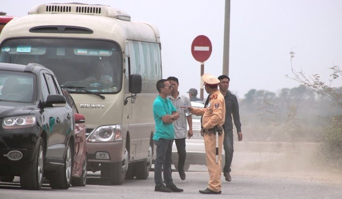 Hinh anh Hang dai oto, du khach chon chan tai ben pha o Hai Phong 3