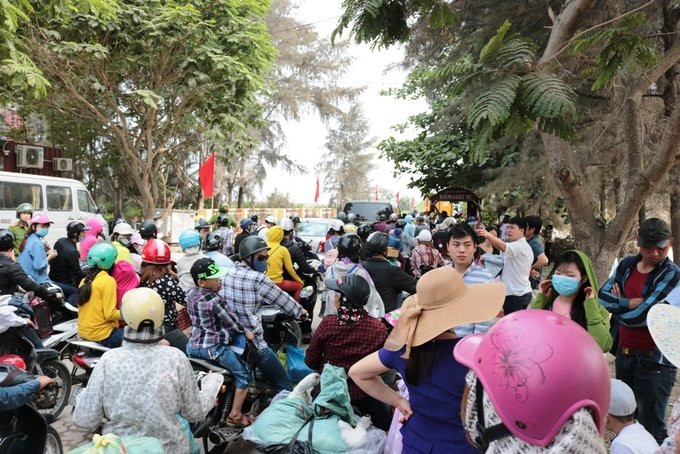 Hinh anh Hang dai oto, du khach chon chan tai ben pha o Hai Phong 3