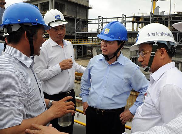 Bộ trưởng Bộ Tài nguyên và Môi trường làm việc tại Công ty TNHH Gang thép Hưng nghiệp Formosa ngày 27/4/2017. 