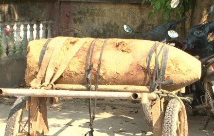 Rà trúng quả bom 3 tạ, lén lút vận chuyển đi bán thì bị bắt ảnh 1