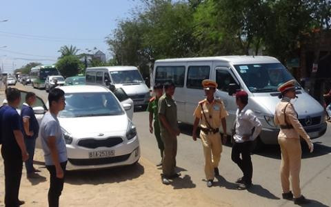 Khach Trung Quoc tong thang oto vao CSGT: Bo chay 4 km