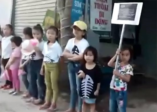 Hinh anh Linh muc Dang Huu Nam kich dong, loi dung tre em va bop meo su that ve ngay 30/4