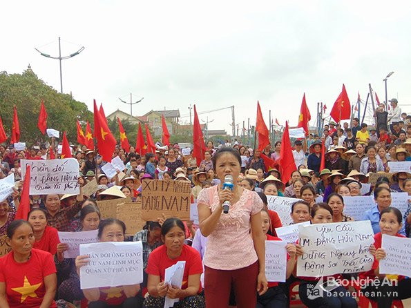 Hinh anh Hang nghin phu nu Quynh Luu len tieng phan doi linh muc Dang Huu Nam 3