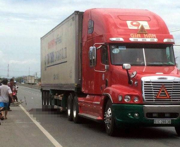 Nga ra duong do gio cuon, hoc sinh lop 6 bi xe dau keo can tu vong hinh anh 1