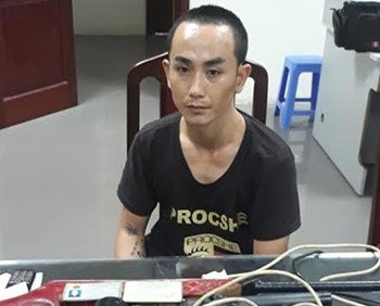 Đối tượng Dương Duy Hưng bị bắt giữ vì hành vi tàng trữ, sản xuất súng tự chế. (Ảnh: báo Giao thông)