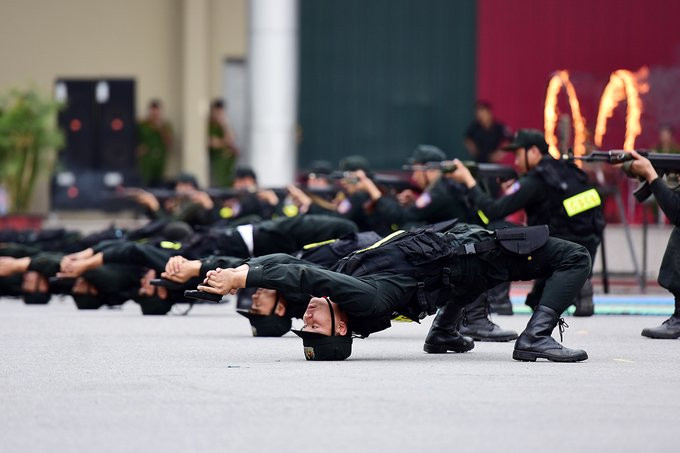 Hinh anh Sinh vien canh sat ban sung, vuot lua tap tran ap toi pham 10