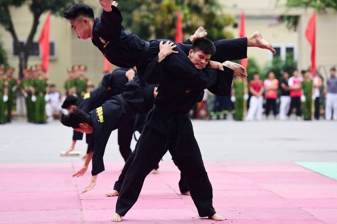 Hinh anh Sinh vien canh sat ban sung, vuot lua tap tran ap toi pham 11