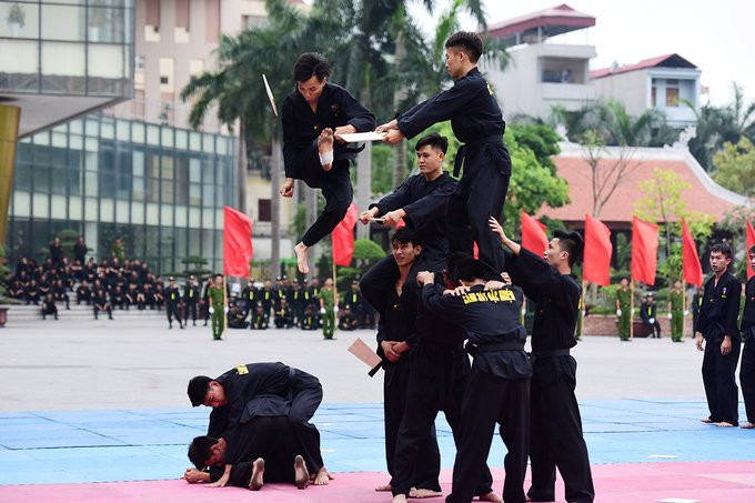 Hinh anh Sinh vien canh sat ban sung, vuot lua tap tran ap toi pham 12