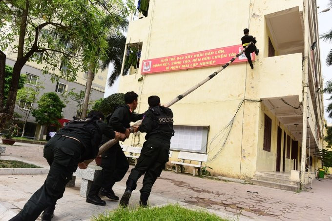 Hinh anh Sinh vien canh sat ban sung, vuot lua tap tran ap toi pham 13