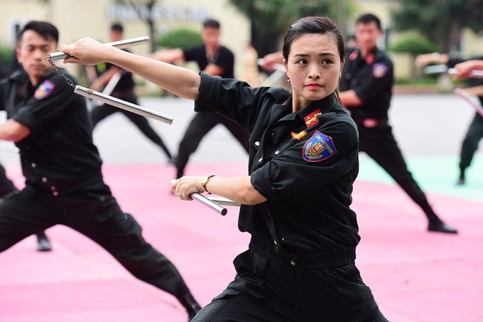 Hinh anh Sinh vien canh sat ban sung, vuot lua tap tran ap toi pham 14