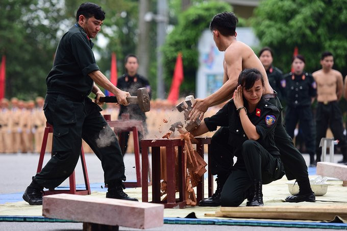 Hinh anh Sinh vien canh sat ban sung, vuot lua tap tran ap toi pham 15