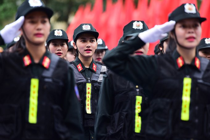 Hinh anh Sinh vien canh sat ban sung, vuot lua tap tran ap toi pham 15