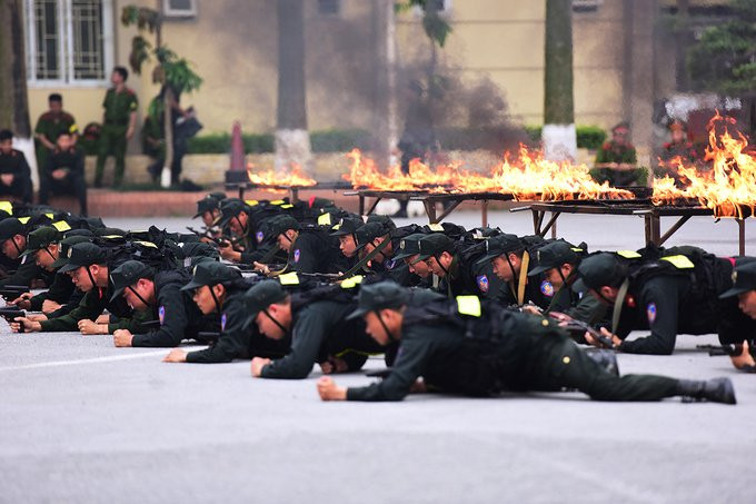 Hinh anh Sinh vien canh sat ban sung, vuot lua tap tran ap toi pham 8