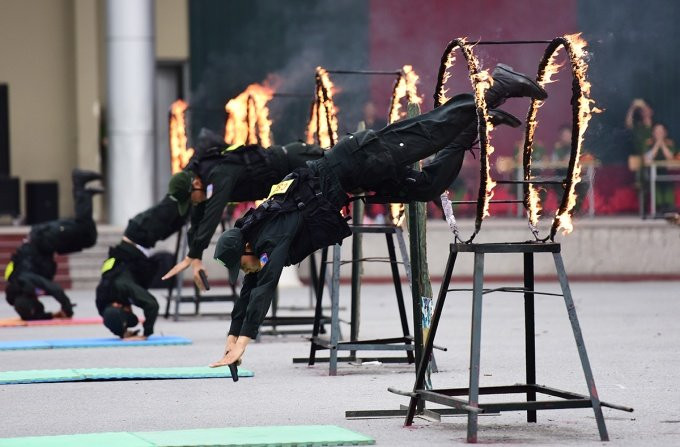 Hinh anh Sinh vien canh sat ban sung, vuot lua tap tran ap toi pham 9