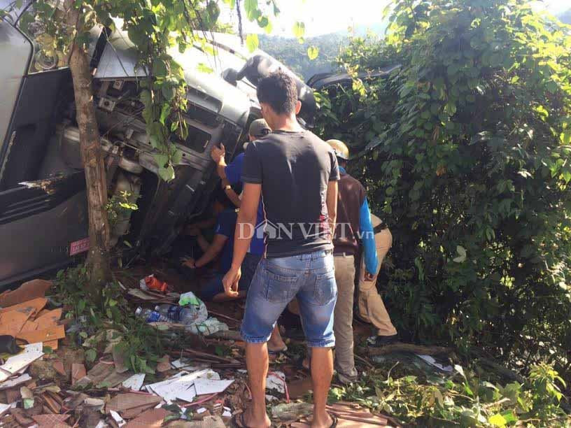 kon tum: csgt cua dau xe tai bi nan, kip cuu nguoi tren deo lo xo hinh anh 2