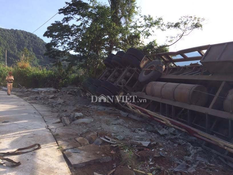 kon tum: csgt cua dau xe tai bi nan, kip cuu nguoi tren deo lo xo hinh anh 1