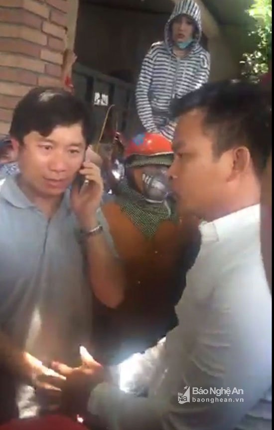 Hinh anh Nguyen Dinh Thuc lai kich dong cac doi tuong qua khich chan quoc lo 1A