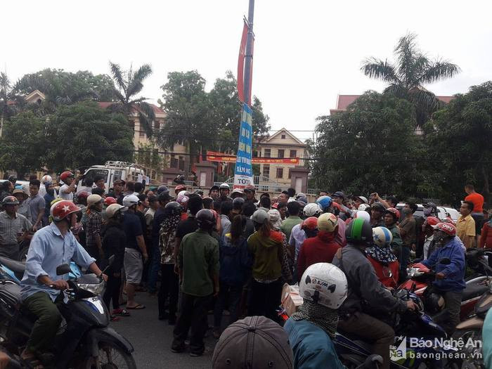 Hinh anh Nguyen Dinh Thuc lai kich dong cac doi tuong qua khich chan quoc lo 1A