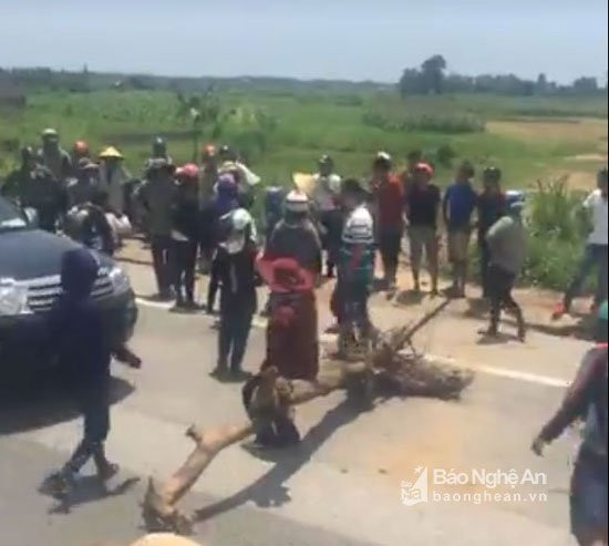 Hinh anh Nguyen Dinh Thuc lai kich dong cac doi tuong qua khich chan quoc lo 1A 5