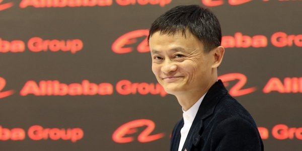 Jack Ma — CEO Alibaba, tốt nghiệp cử nhân tại đại học Hàng Châu, Trường Kinh doanh tổng hợp Trường Giang (Trung Quốc), cử nhân tiếng Anh và thạc sĩ quản trị kinh doanh. Không phải thi trượt 1 lần mà phải đến lần thứ 3, Jack Ma mới đỗ vào trường đại học Hàng Châu và tốt nghiệp với tấm bằng cử nhân tiếng Anh và hiện giờ ông sở hữu khối tài sản trị giá 30 tỷ USD.