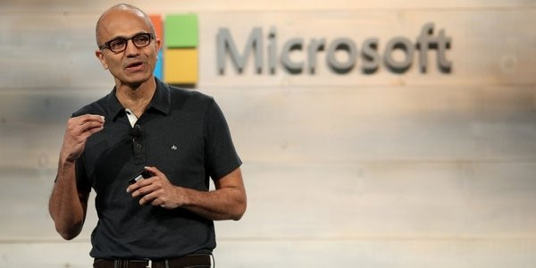 Satya Nadella — CEO Microsoft – tốt nghiệp Học viện công nghệ Manipal, đại học Wisconsin Milwaukee, Đại học Chicago Booth School of Business với các tấm bằng kỹ sư điện, thạc sĩ khoa học máy tính, thạc sĩ quản trị kinh doanh. Dù là người gốc Ấn Độ và muốn trở thành một cầu thủ bóng chày chuyên nghiệp, nhưng ông sớm nhận ra rằng, ông sẽ theo đuổi niềm đam mê khoa học và công nghệ. Ông có trong tay tấm bằng kỹ sư điện vì ông “muốn xây dựng mọi thứ”, nhưng đã đi du học sang Hoa Kỳ để tiếp tục theo học đại học vì muốn học chuyên ngành khoa học máy tính.
