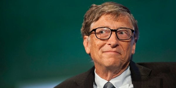 Bill Gates — Nhà sáng lập Microsoft – bỏ học đại học Harvard. Gates không bao giờ quyết định một chuyên ngành học nào trong thời gian ông học tại Harvard. Ông dành phần lớn thời gian của mình vào các máy tính của trường học. Trong một chia sẻ gần đây, ông thừa nhận rằng, ông hầu như không tham dự các lớp học của mình và thay vào đó sẽ tham gia các lớp học mà ông không đăng ký.