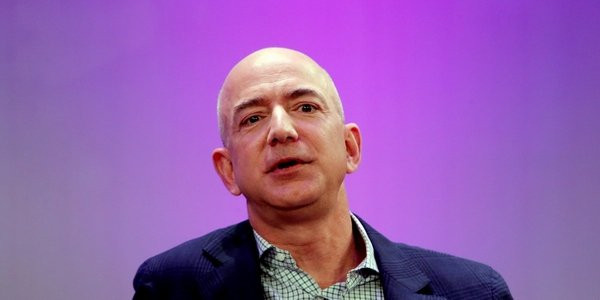 Jeff Bezos — CEO Amazon – tốt nghiệp khoa máy tính và kỹ thuật điện trường đại học Princeton.