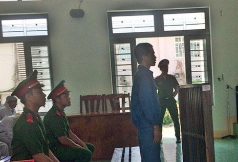 Tòa không thể tuyên án vì vành móng ngựa bị 'bao vây' - ảnh 1