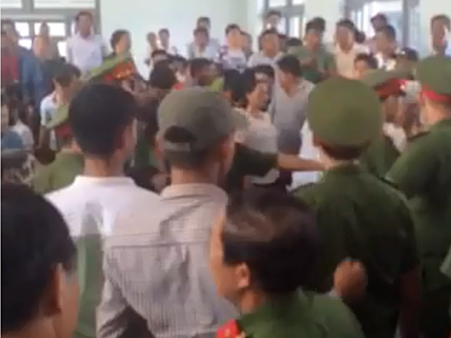 Hinh anh Toa khong the tuyen an vi vanh mong ngua bi 'bao vay' | Phap luat 5