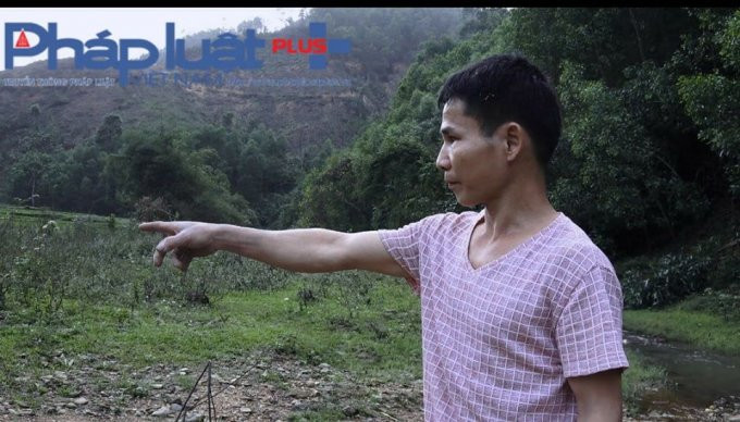 Ông Hoàng Văn Hanh chỉ tay về phía hiện trường cho rằng con mình bị hiếp. (Ảnh: Tiến Vũ)