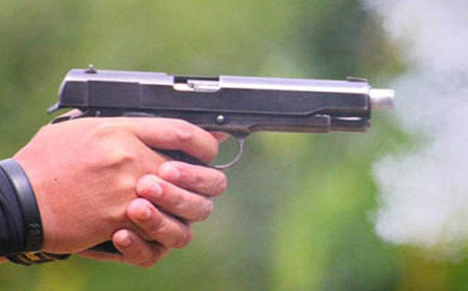 Hinh anh Nguoi dan ong bi ban chet giua duong