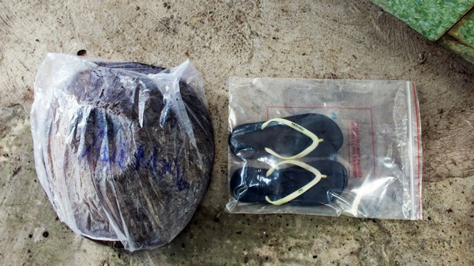 Đôi dép và nón lá của nạn nhân được tìm thấy - Ảnh: HOÀI THƯƠNG