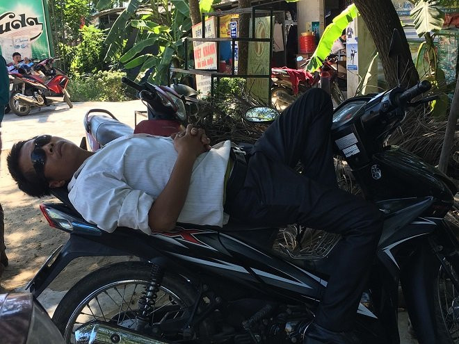 Phụ huynh Hà Tĩnh đội nắng chờ con thi tại “chảo lửa miền Trung”