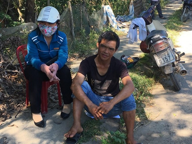 Phụ huynh Hà Tĩnh đội nắng chờ con thi tại “chảo lửa miền Trung”