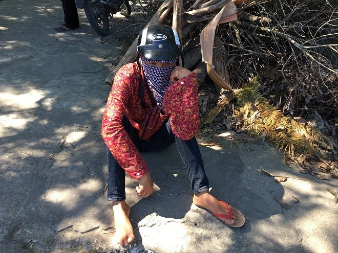 Phụ huynh Hà Tĩnh đội nắng chờ con thi tại “chảo lửa miền Trung”