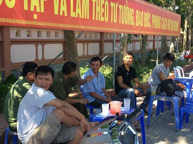 Phụ huynh Hà Tĩnh đội nắng chờ con thi tại “chảo lửa miền Trung”