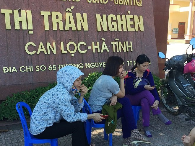 Phụ huynh Hà Tĩnh đội nắng chờ con thi tại “chảo lửa miền Trung”
