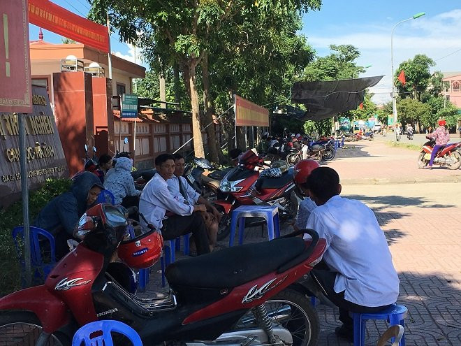 Phụ huynh Hà Tĩnh đội nắng chờ con thi tại “chảo lửa miền Trung”