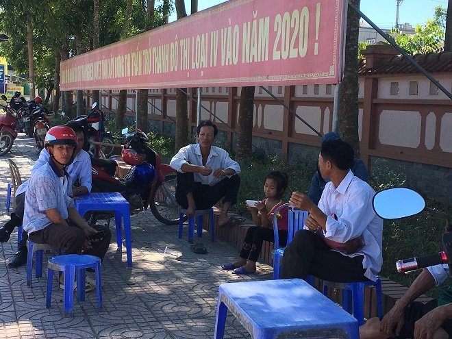 Phụ huynh Hà Tĩnh đội nắng chờ con thi tại “chảo lửa miền Trung”