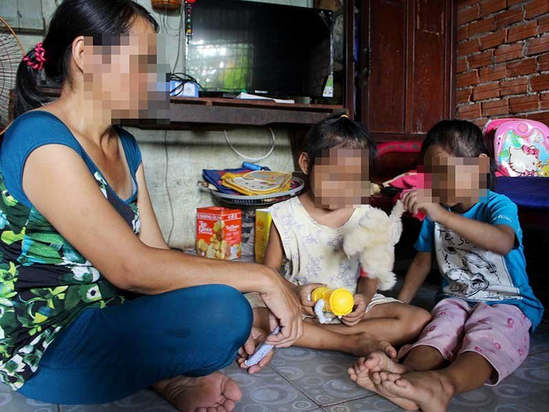 Khó xử lý vụ 2 trẻ sinh đôi bị hàng xóm xâm hại - ảnh 1