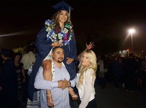 nu-sinh-my-duoc-bo-cong-tren-vai-trong-le-tot-nghiep