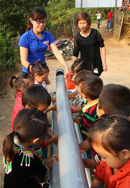 xuc dong doc bai tho noi niem co giao hop dong cua mot thay giao hinh 1